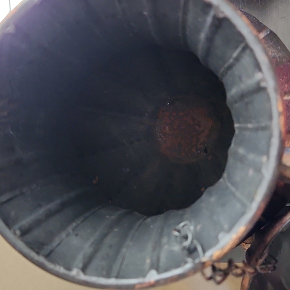 Decorate metal urn with lid - Picture 5 of 8